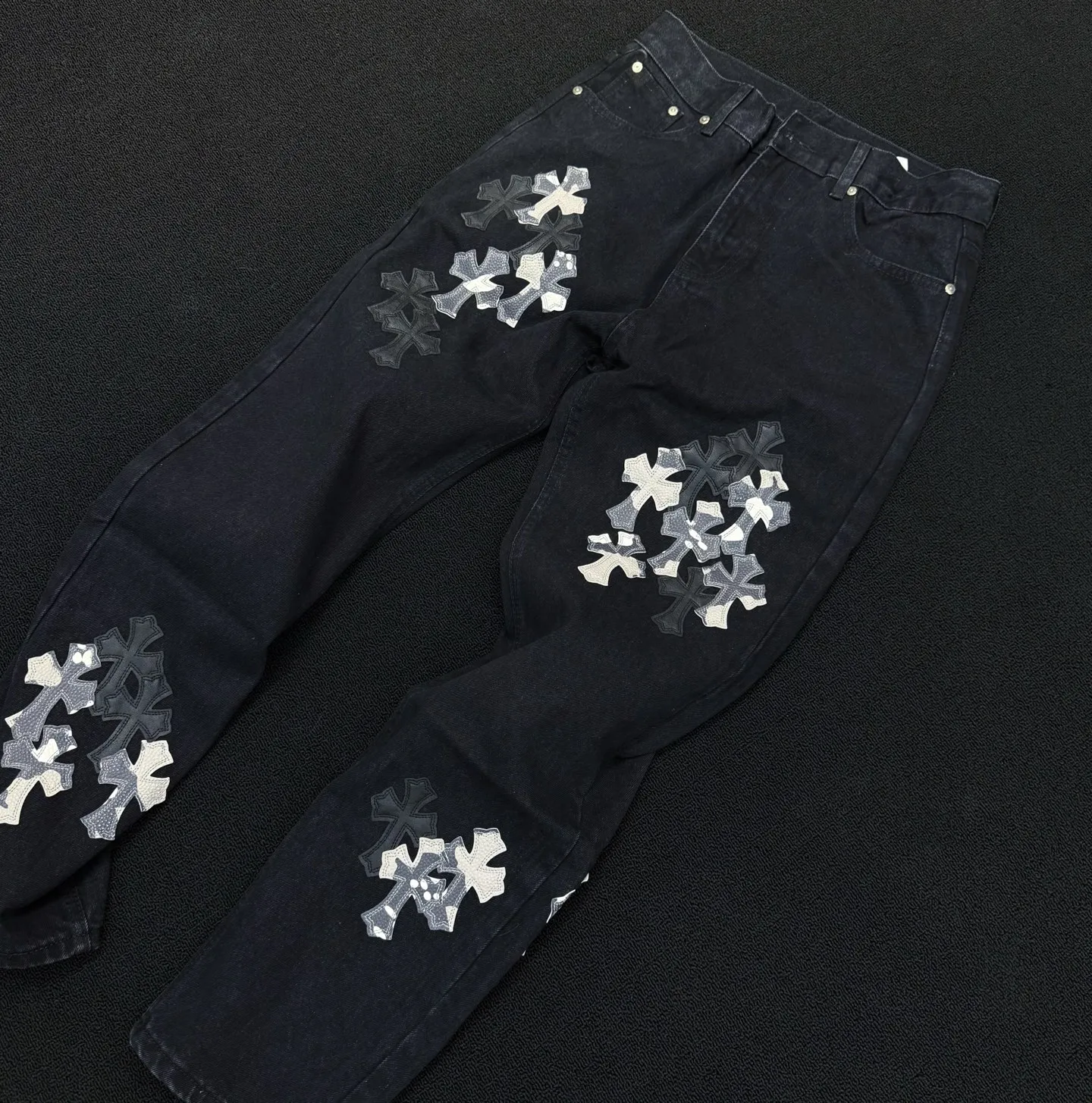P280 Style number: D362 Chrome Hearts CH Chrome Hearts New York limited edition patchwork leather straight jeans Size: 28 30 32 34 36 (S-XXL) Color: Black Exudes uninhibited personality and unique charm. Every wear and tear is carefully designed to present a unique artistic feel. Imported denim fabric is selected, and after ultra-heavy industrial washing and destruction treatment, the trousers show a super cool effect on the upper body. This is not only a pair of jeans, but also an expression of attitude. With its unique design concept and ultimate pursuit of details, Croxin breaks traditional boundaries and defines the jeans trend in the new era. The trousers are made of double-layer woven fabric and matched with customized hardware, showing an incomparably beautiful and unique style, making every wearer the focus of fashion. Imported denim fabric, super heavy-duty washed and damaged, the upper body is super cool! Customized hardware, incomparably good-looking model. The production process is difficult. It has a high-street feel. Size reference: Pants length 100 102 104 106 106 Waist 72 76 80 84 88 Recommended weight S (about 110 pounds) M (about 140 pounds) L (about 140 pounds) XL (about 165) XXL (about 185)